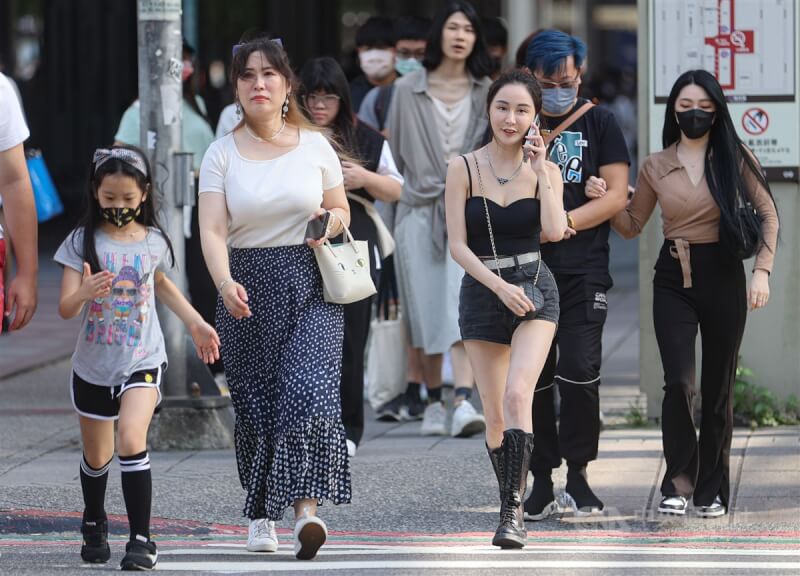 中央氣象局16日表示，東北季風減弱，各地白天起氣溫明顯回升。適逢週末假日，許多民眾把握好天氣到台北信義商圈逛街活動，享受假期。中央社記者鄭清元攝 112年4月16日