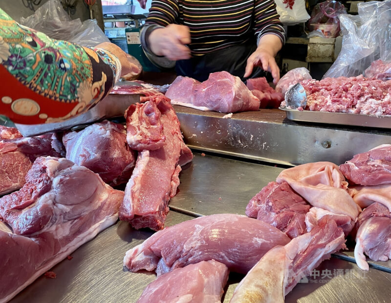 圖為台北市萬華區傳統市場豬肉攤販。（中央社檔案照片）