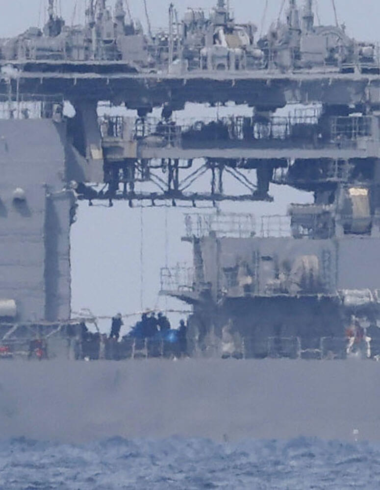 日本自衛隊16日沖繩縣境海域以「飽和潛水」方式搜索失聯的黑鷹直升機，潛水人員在海底發現機體及看似乘員的5人。（共同社）