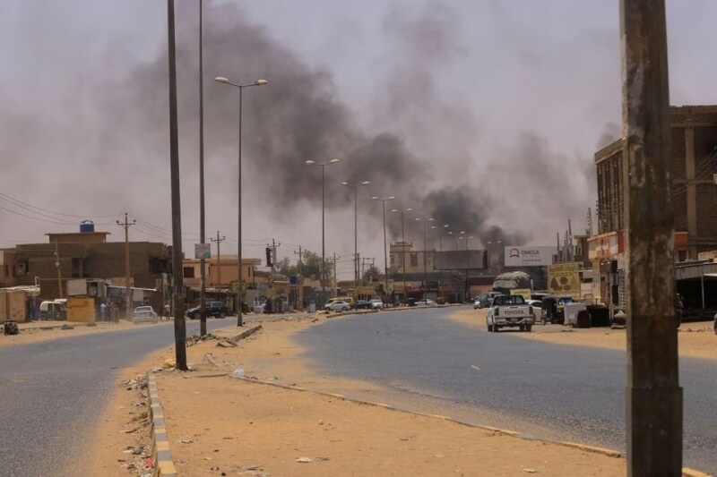 蘇丹武裝團體「快速支援部隊」和政府軍經過一天激戰，已釀至少平民56死、近600人受傷。圖為15日喀土穆北部恩圖曼街頭冒出黑煙。（路透社）