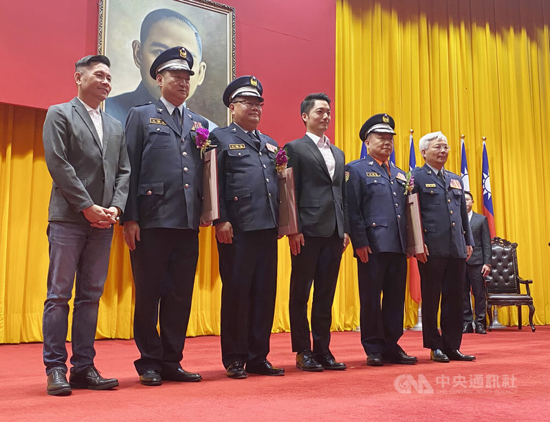 台北市警察局17日舉行「台北市民防、義警及義交大隊長聯合布達交接典禮」，市長蔣萬安（左4）出席頒發聘書，並合影留念。中央社記者黃麗芸攝 112年4月17日