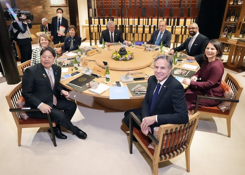 G7外長會議16日晚間在日本長野縣輕井澤町開幕，日本外務大臣林芳正（前左）主辦工作餐會，美國國務卿布林肯（前中）、德國外交部長貝爾伯克（前右）等人出席。（圖取自twitter.com/MofaJapan_en）