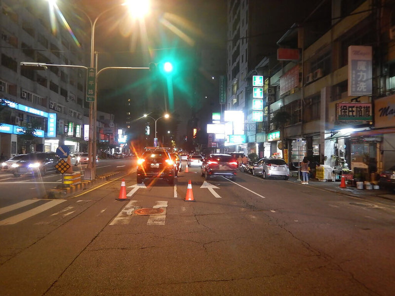 台中市南區日前晚間發生一名女子過馬路時遭闖紅燈轎車撞飛事件，造成女子腦震盪送醫。警方17日表示，傷者目前仍在醫院治療中，對於車禍肇因還需進一步分析鑑定。（民眾提供）中央社記者郝雪卿傳真 112年4月17日