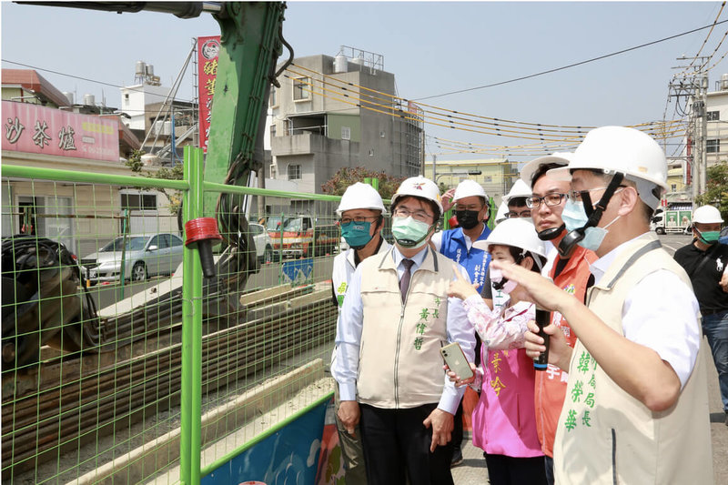 台南市長黃偉哲（前左）17日視察仁德區德糖路T幹線雨水箱涵新建工程，並聽取水利局簡報。（台南市政府提供）中央社記者楊思瑞台南傳真  112年4月17日