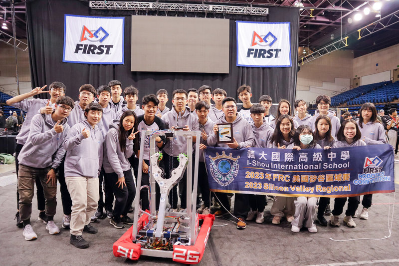 高雄義大國際高中參加2023年度FIRST機器人競賽（FIRST Robotics Competition）在美國矽谷區域賽中獲得評審青睞，榮獲賽事新秀最大獎–Rookie All-Star Award。（義大國際高中提供）中央社記者林巧璉傳真  112年4月17日