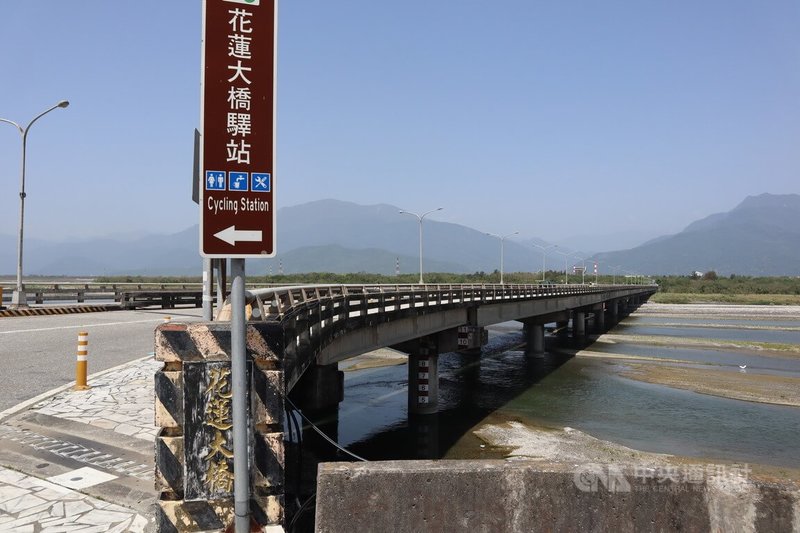 花蓮大橋橫跨花蓮溪、是花蓮市、吉安鄉、壽豐鄉銜接省道台11線的主要道路橋梁，目前有兩座橋，南下往月眉、海岸線的橋是一代橋，在1968年完工；北上的二代橋是在2002年完工啟用。中央社記者李先鳳攝  112年4月17日