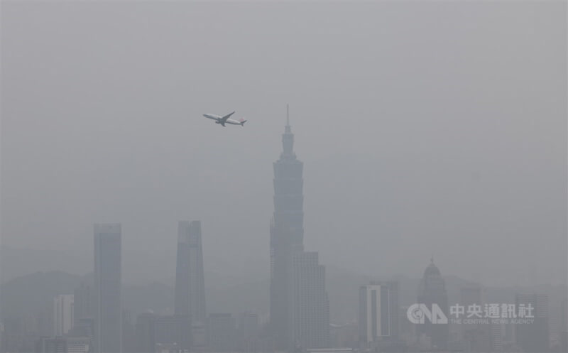 圖為14日從碧山巖鳥瞰台北市一片灰濛濛。（中央社檔案照片）