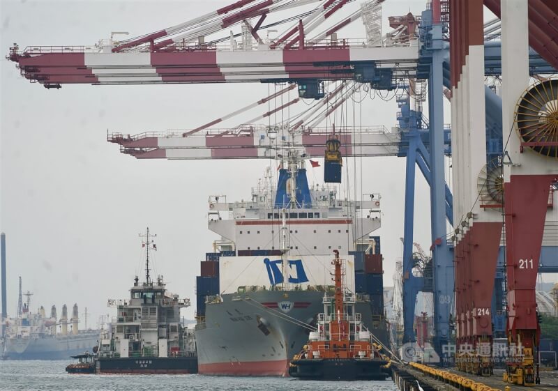 經濟部貿調會17日認定，馬來西亞、印尼與泰國產製進口浮式平板玻璃對國內產業已造成實質損害。圖為貨輪停靠高雄港區。（中央社檔案照片）