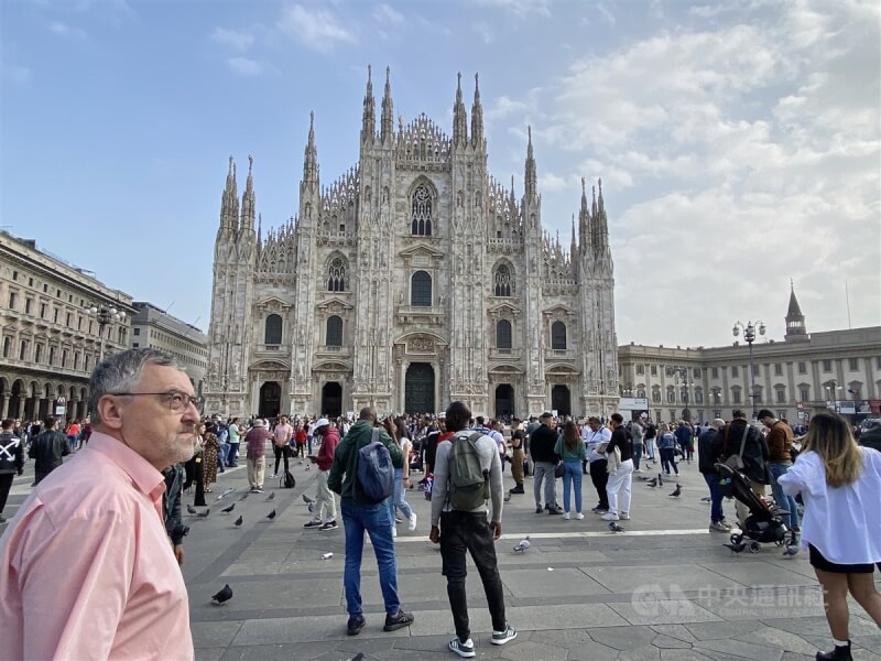 外交部17日宣布，將在義大利北部大城米蘭設立「駐米蘭台北辦事處」。圖為義大利知名景點米蘭大教堂前人潮眾多。（中央社檔案照片）