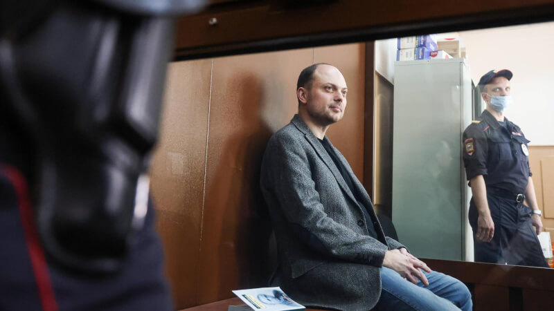 俄羅斯反對派人士卡拉姆扎（中）被控叛國等多項罪名遭定罪，17日被重判25年監禁。（圖取自twitter.com/vkaramurza）