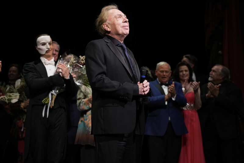 音樂劇「歌劇魅影」16日正式向百老匯告別，劇作家安德魯洛伊韋伯（前）與演員登台謝幕。（美聯社）