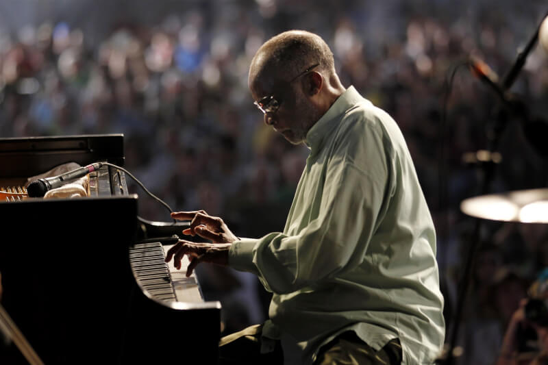 美國傑出爵士鋼琴家、作曲家，同時也是樂隊指揮的賈瑪爾16日去世，享耆壽92歲。（美聯社）