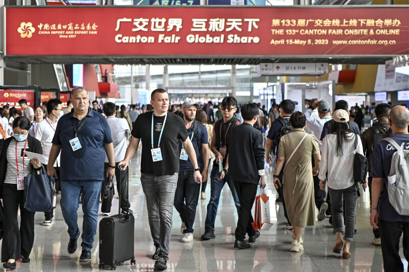 第133屆中國進出口商品交易會（廣交會）15日在廣州開幕，參展人員穿梭於各展區之間。（中新社）