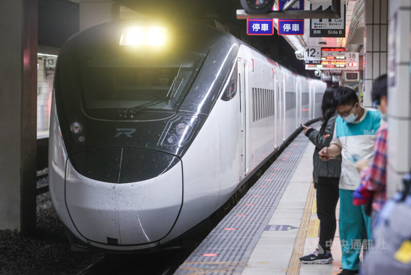 圖為台鐵一列自強號列車駛入台北車站。（中央社檔案照片）
