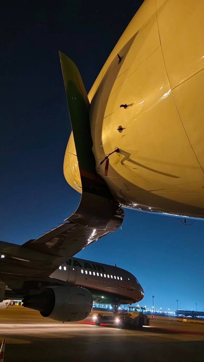 長榮航勤16日深夜拖機作業因駕駛作業不慎，導致A321-200機翼切進停放停機坪的777-300ER機鼻。（民眾提供）