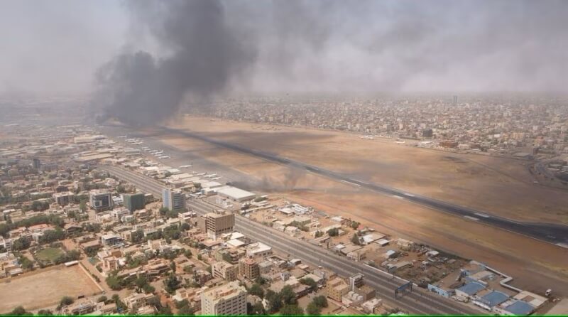 蘇丹首都喀土穆15日因政府軍和武裝準軍事團體間的戰役冒出陣陣黑煙。（IG@lostshmi via 路透社）