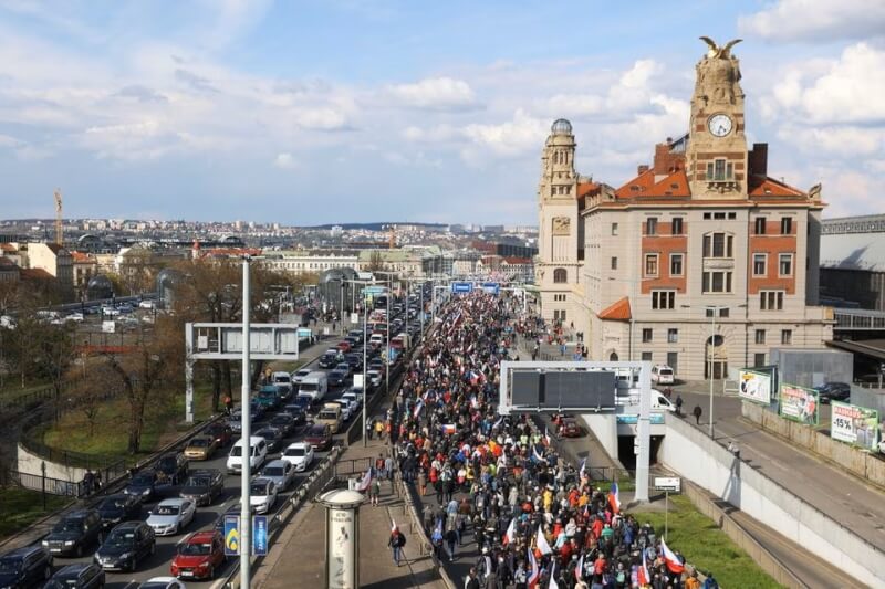 捷克民眾16日在首都布拉格市中心廣場舉行示威活動，抗議能源價格與通貨膨脹飆升，要求政府下台。（路透社）