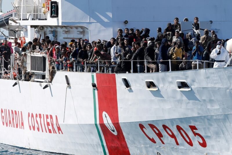 圖為2016年移民乘坐義大利海岸警衛隊船隻前往義大利港口。（路透社）