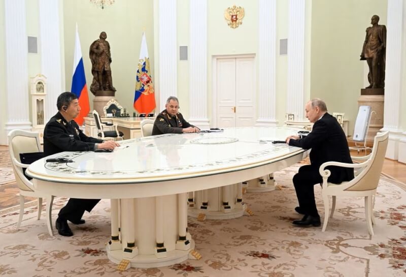 俄羅斯總統蒲亭（右）16日在莫斯科接見中國國防部長李尚福（左）。（Sputnik/Pavel Bednyakov/Pool via路透社）