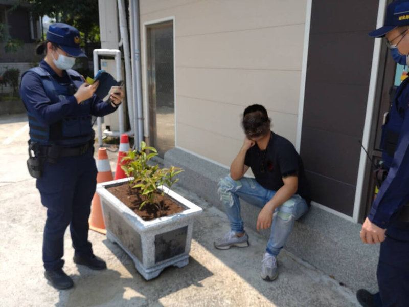 苗栗縣大湖鄉周姓婦人誤信網路宣傳股票投資，3月起陸續匯款被騙走新台幣140餘萬元，詐騙集團4月要求補足餘額，否則將沒收本金，警方獲報及時攔截250萬元，並利用婦人交付現金過程，將取款車手逮捕。（警方提供）中央社記者管瑞平傳真  112年4月18日