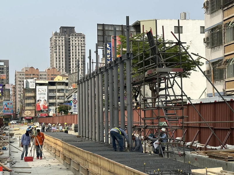 高雄市捷運局18日表示，高雄輕軌第二階段C24站到C32站路段目前加緊趕工，各車站主結構陸續成形。（高雄市捷運局提供）中央社記者蔡孟妤傳真  112年4月18日