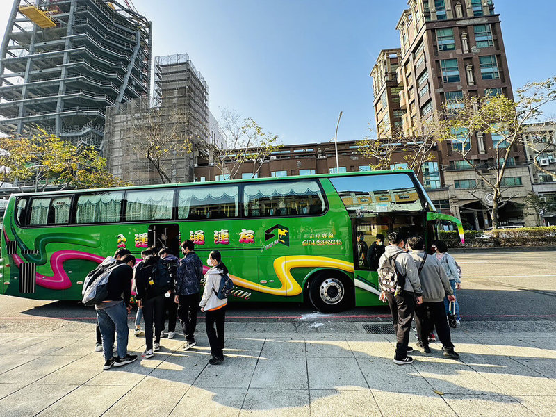 112年國中教育會考將在5月將登場，台中市長盧秀燕18日表示，中市將恢復疫情前做法，重開停駛3年的「教育會考專車」服務，是六都唯一全面提供學生交通專車的城市。（台中市政府提供）中央社記者郝雪卿傳真  112年4月18日