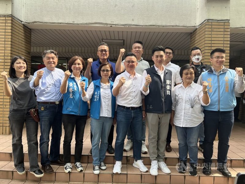 國民黨台中市黨部啟動第2階段立委初選登記，18日有新生代市議員黃健豪（前右4）及新人廖偉翔（前右3）登記爭取第5及第4選區黨內提名。中央社記者郝雪卿攝 112年4月18日