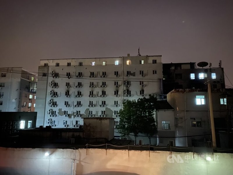 北京長峰醫院18日中午發生火災，不過直至晚間才有官方通報。圖為18日晚間10時的北京長峰醫院外牆，火災發生時有多名病患靠吊掛床單成功逃生。中央社記者呂佳蓉北京攝 112年4月18日