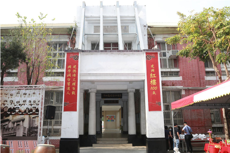 具百年歷史的台南市立建興國民中學歷史建築原南門尋常小學校舍（舊台南市政府廳舍），本館修復工程18日開工。（台南市政府提供）中央社記者楊思瑞台南傳真 112年4月18日