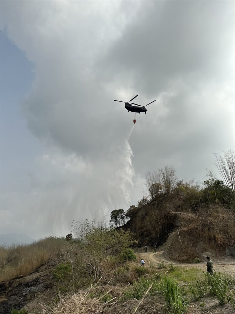 高雄內門山林大火延燒多日，陸航CH-47SD型直升機和空勤直升機執行空中滅火任務。（高雄市消防局提供）中央社記者林巧璉傳真 112年4月16日