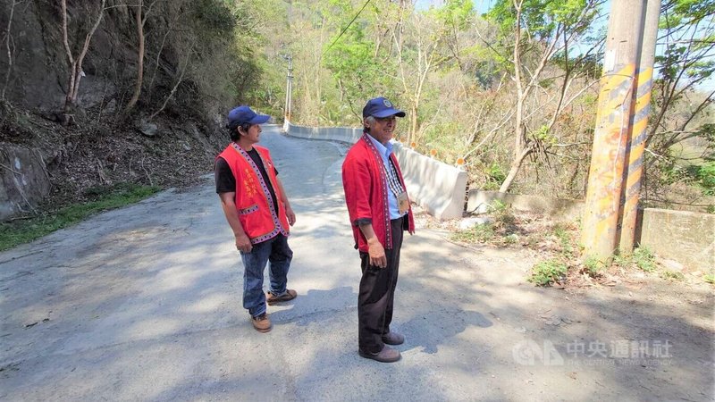 阿里山鄉里佳村長安高德（左）18日指出，希望順著「里美避難步道」新建里佳村另一條對外聯絡道，解決里佳部落只能靠169縣道與外面相通的情況。中央社記者蔡智明攝  112年4月18日