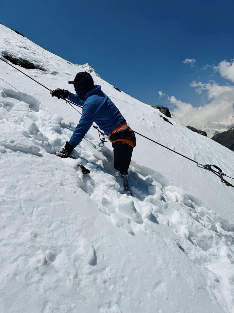 尼泊爾退役軍人馬加爾在喜馬拉雅山邊長大，卻一直到失去雙腿後，才下定決心實現攀登聖母峰的兒時夢想。（圖取自facebook.com/HariBudhaMagarDAK）