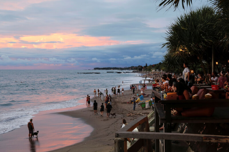 由於近來發生多起國際旅客違規事件，印尼政府正考慮針對外國遊客徵收旅遊稅。圖為峇里島海灘景色。（路透社）