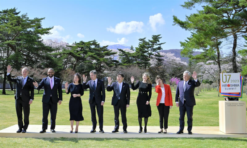 G7外長會議18日落幕，聯合聲明重申台灣海峽和平穩定重要性，並挺台參與WHA。圖為17日G7外長合影。（共同社）