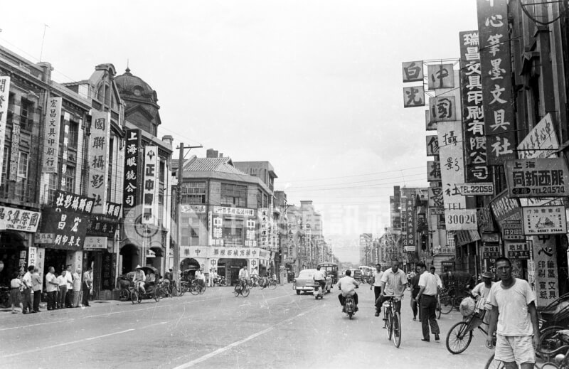 1965年的重慶南路一段，書店、文具社、攝影社林立。（中央社檔案照片）