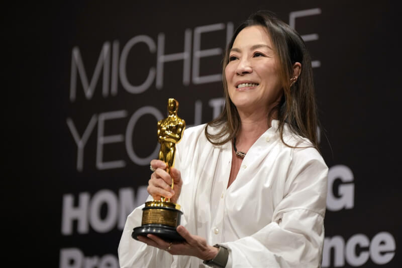 奧斯卡金像獎新科影后楊紫瓊18日為娛樂產業的多元性和女性賦權發聲，強調「絕對不要讓任何人將我們侷限在框架中」。（美聯社）