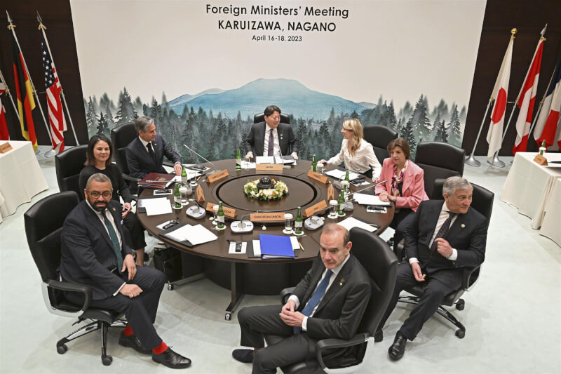 G7外長會議在輕井澤舉行，日本外務大臣林芳正（後中）、美國國務卿布林肯（左後1）、德國外交部長貝爾伯克（左後2）等人出席。18日透過共同聲明要求俄羅斯從烏克蘭撤軍，並強烈反對中國藉武力及威嚇片面改變現狀。（共同社）