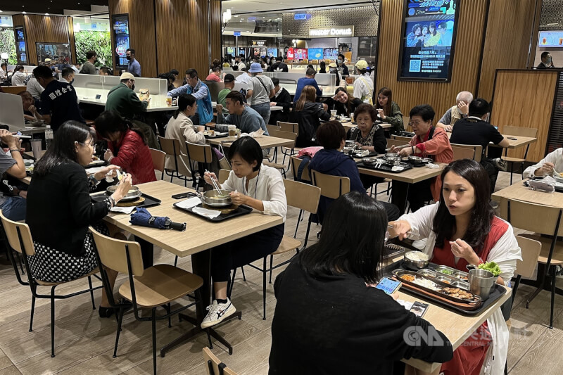 圖為民眾在台北市信義區一處百貨美食街用餐。（中央社檔案照片）