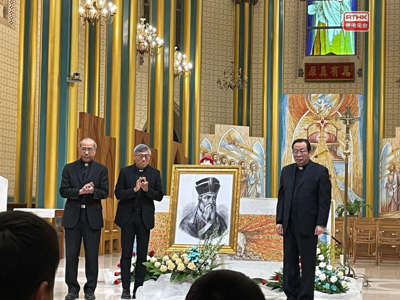 周守仁（左二）17日在北京教區主教座堂參與晚禱。（圖取自香港電台網頁rthk.hk）