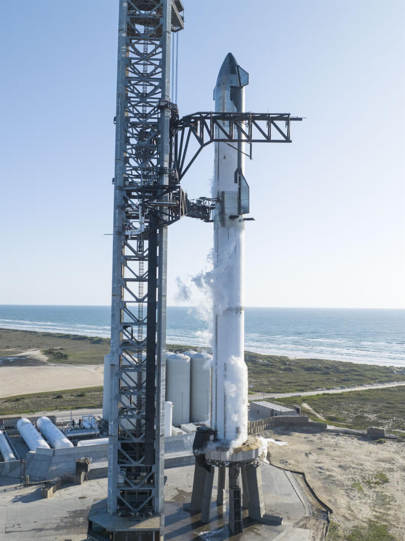 SpaceX原定17日首次試飛有史以來最強大火箭「星艦」，但因加壓問題在最後一刻取消發射。（圖取自twitter.com/SpaceX）