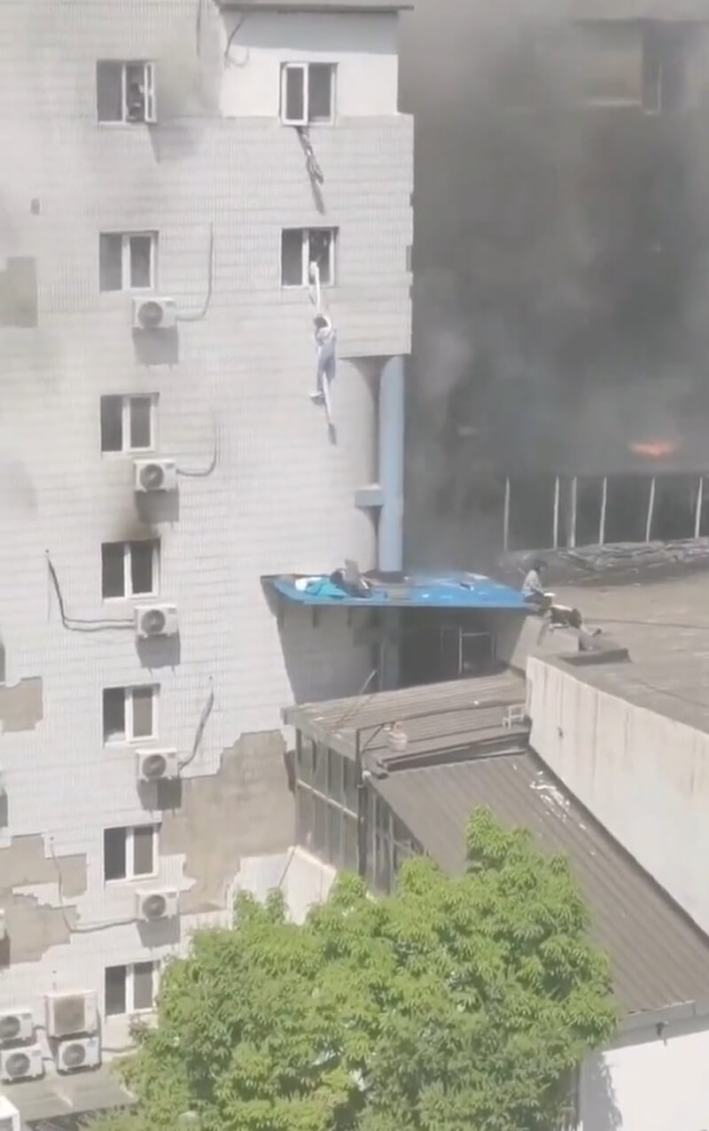 中國北京市長峰醫院18日失火，影片顯示受困民眾從窗戶垂下布條逃生。（圖取自twitter.com/wuwenhang）
