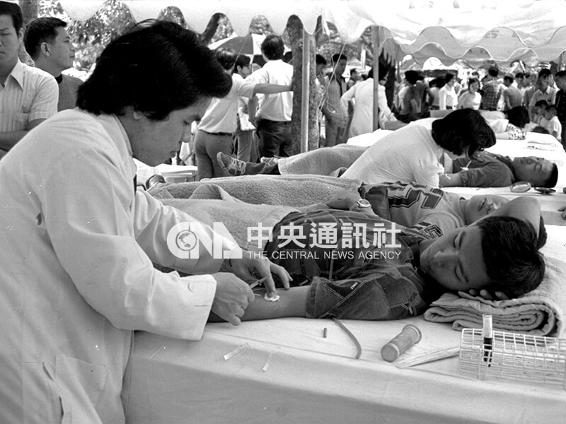 1976年5月9日，台北捐血中心在台北市新公園舉辦捐血運動園遊會，民眾踴躍捐血。（中央社檔案照片）