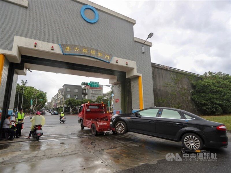 台北市長蔣萬安18日宣布，以後若遇豪雨，宣布疏散門只出不進為計時起算點，4小時後就開始拖車。（中央社檔案照片）