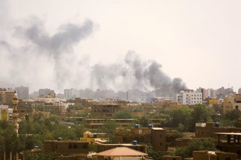 蘇丹政府軍和民兵數週來爭奪權力，15日演變為致命衝突，至今已有約200人死亡、1800人受傷。圖為17日蘇丹建築物上空冒出濃煙。（路透社）
