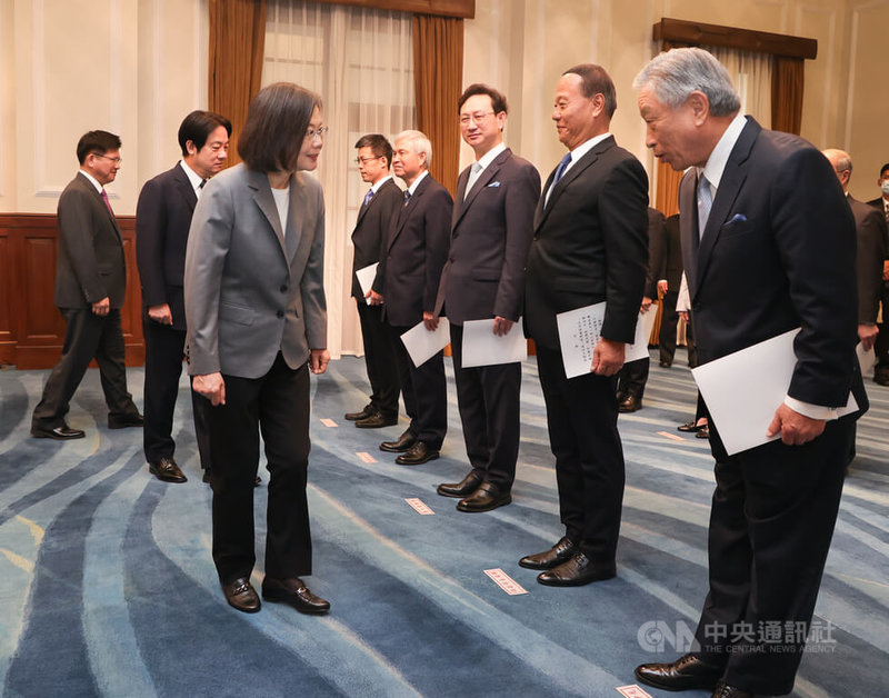 總統府副祕書長、行政院政務人員及駐外大使宣誓典禮18日上午在總統府舉行，宣誓後，總統蔡英文（前左）逐一向宣誓人員致意。中央社記者謝佳璋攝 112年4月18日