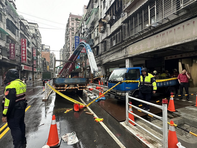 新北市消防局19日下午獲報，在板橋區長江路二段有3名男性工人在更換路燈時，施工不慎觸電，隨即派員到場協助搶救送醫。警方據報也出動協助交通疏導。（民眾提供）中央社記者黃旭昇新北市傳真  112年4月19日