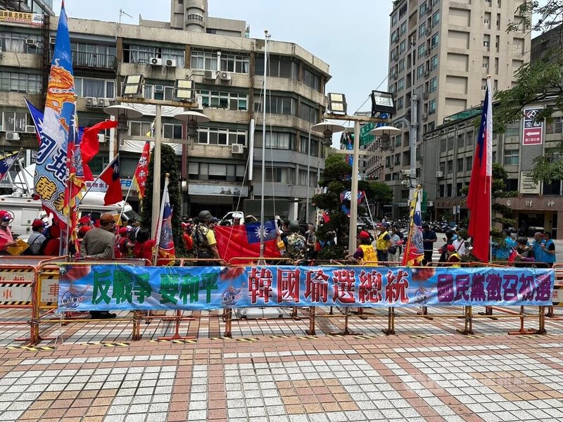 台南韓國瑜之友會19日到國民黨中央黨部，呼籲徵召前高雄市長韓國瑜選總統，並在周邊掛上支持的布條。中央社記者劉冠廷攝  112年4月19日