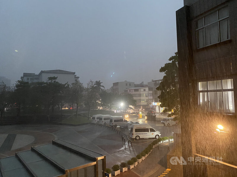 受鋒面接近影響，南投市19日晚間開始下起雨來，雨勢一度猛烈，還伴隨陣陣雷聲與風勢。中央社記者蕭博陽南投縣攝 112年4月19日