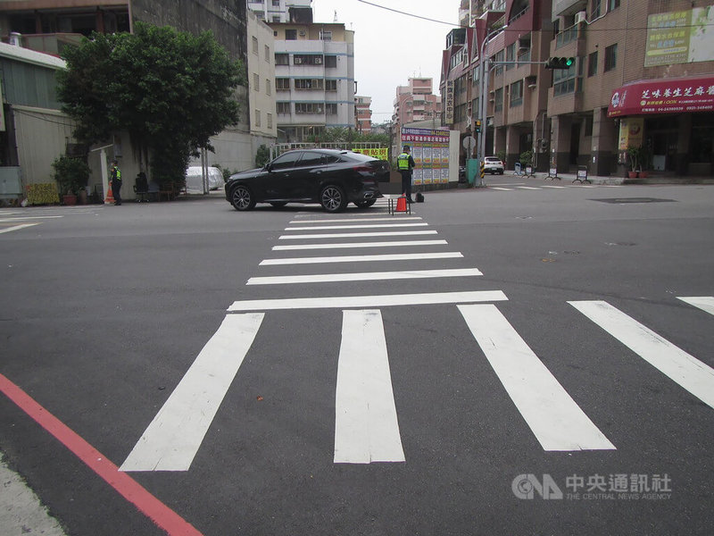 台中市簡姓男子19日開車行經北屯區一處路口時，撞上過馬路的蔡姓女子，造成蔡女骨折送醫，警方獲報到場處理，初步研判為汽車搶越行人穿越道釀禍，將依未禮讓行人相關規定開罰簡男。（翻攝照片）中央社記者蘇木春傳真  112年4月19日