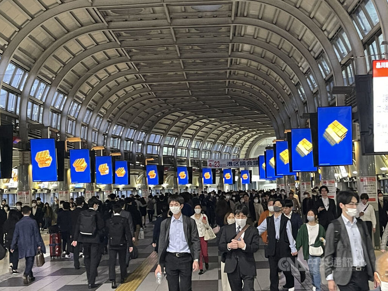 圖為東京品川車站17日往來人潮。中央社記者楊明珠東京攝 112年4月19日